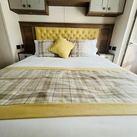 Lakeside Escape With Hot Tub ยอร์ค ภายนอก รูปภาพ