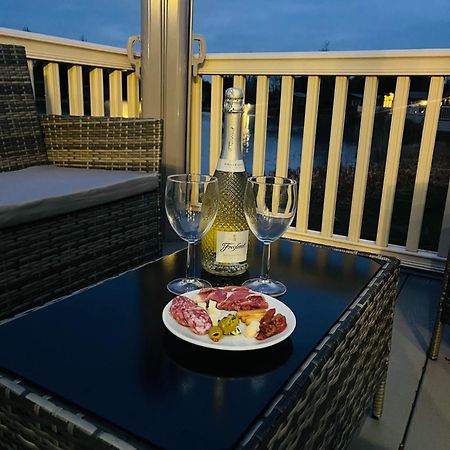 Lakeside Escape With Hot Tub ยอร์ค ภายนอก รูปภาพ
