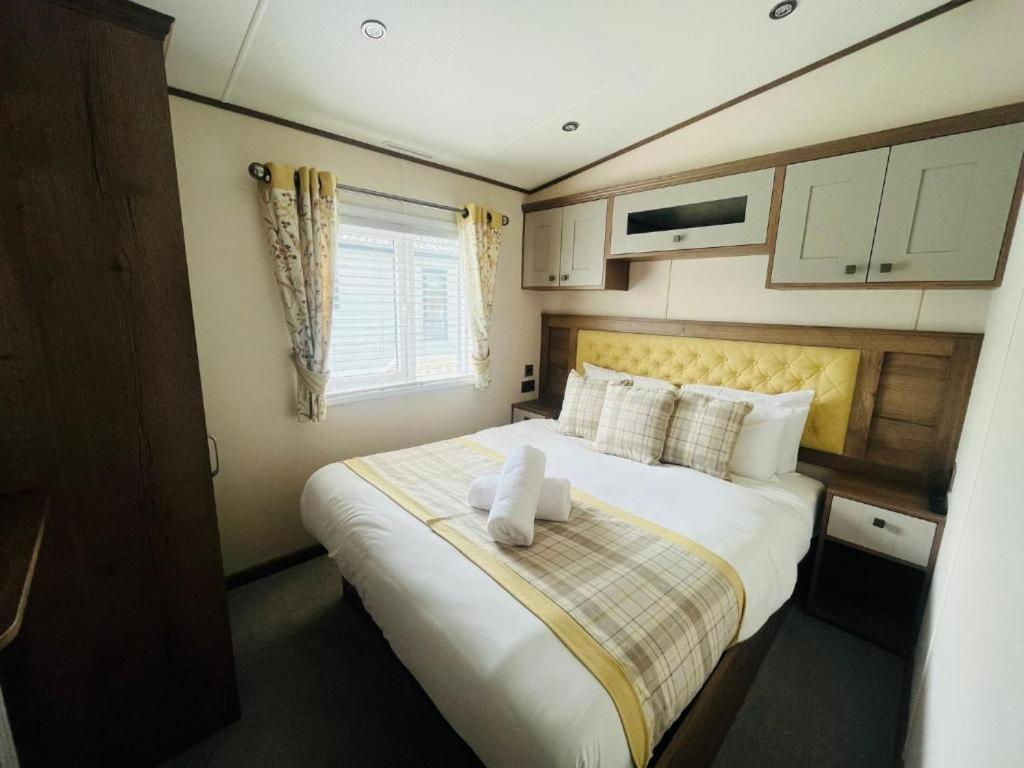 Lakeside Escape With Hot Tub ยอร์ค ภายนอก รูปภาพ