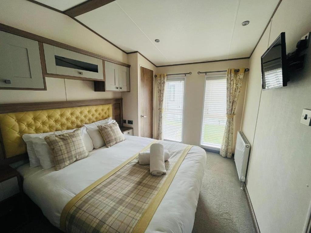 Lakeside Escape With Hot Tub ยอร์ค ภายนอก รูปภาพ