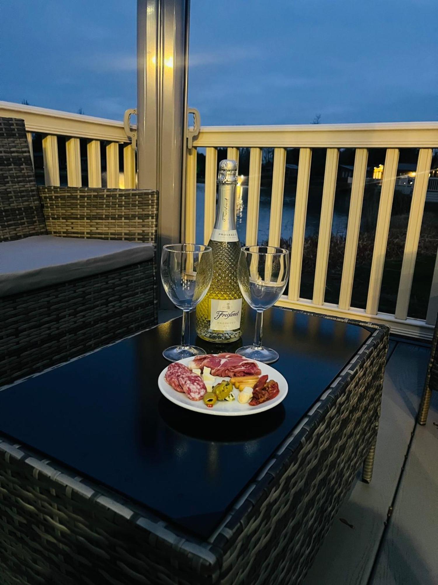 Lakeside Escape With Hot Tub ยอร์ค ภายนอก รูปภาพ