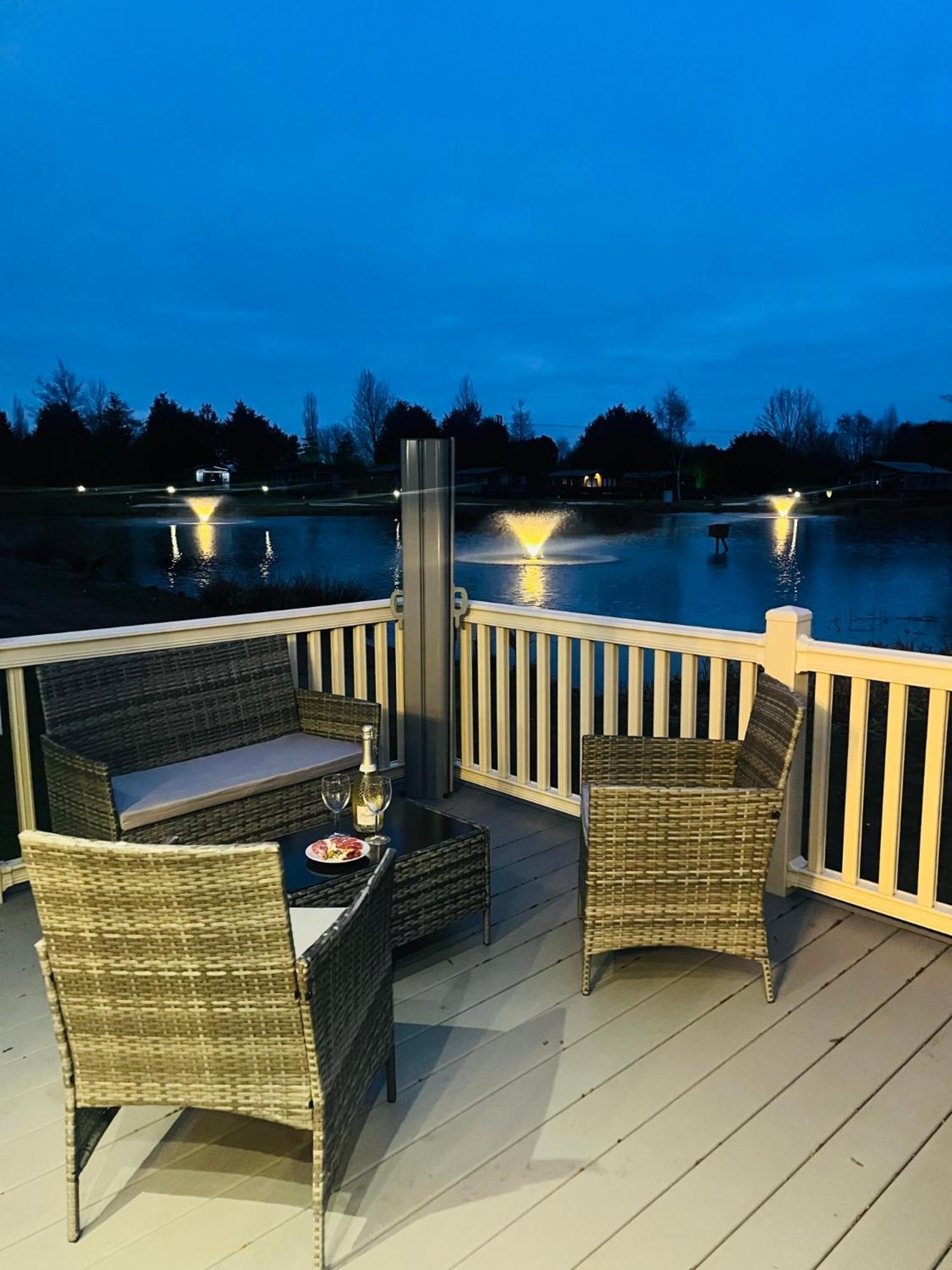 Lakeside Escape With Hot Tub ยอร์ค ภายนอก รูปภาพ