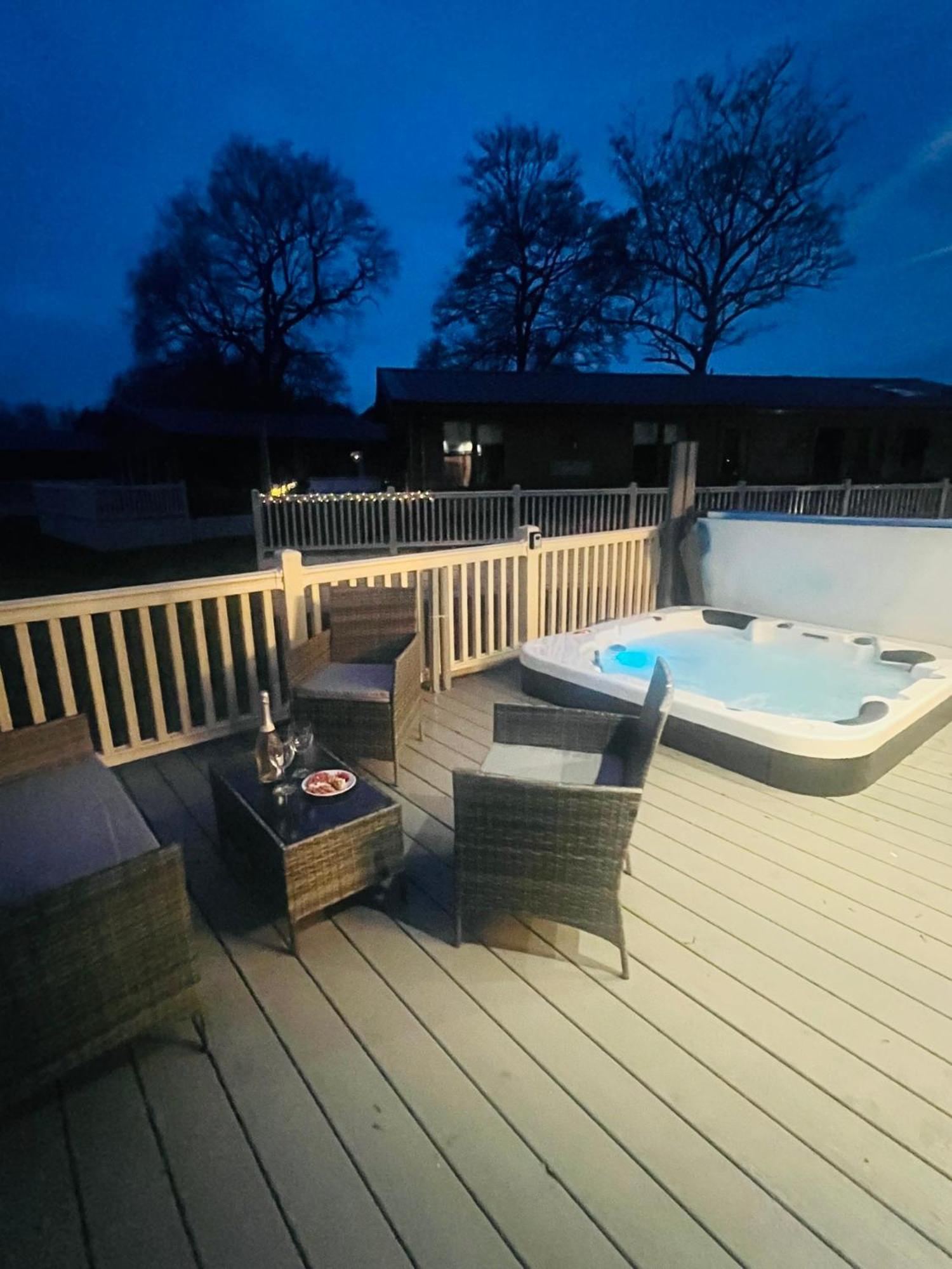 Lakeside Escape With Hot Tub ยอร์ค ภายนอก รูปภาพ